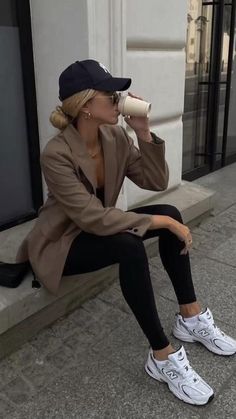 Sporty Chic Outfits, Shoes Names, Look Legging, Footwear Fashion, Beige Outfit, Stil Elegant, Neue Outfits, Legging Outfits