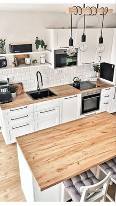 Make the most of your countertops without sacrificing style. Interior Design Per La Casa, Kitchen Room Design, Kitchen Inspiration Design, Counter Tops, Kitchen Remodel Idea, Beautiful Kitchens, Kitchen Style, Diy Kitchen, Home Decor Kitchen