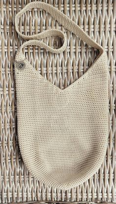 a white purse sitting on top of a wicker mat