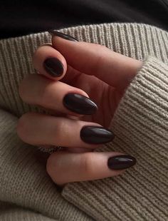 21  "Old Money" Nails To Wear This Fall & Winter [2024] Nails For Paris, Old Money Nails, Nails For Fall, Sophisticated Manicure, Money Nails, Polish Words, 2024 Nails, Manicure Colors, Paris Trip