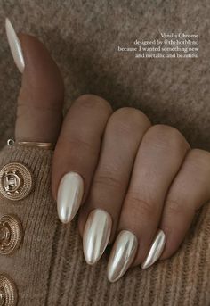 Best Nails For Gold Ring, Beige Wedding Nails For Bride, Wedding Nails For Bride Hombre, Off White Nails With Chrome, Almond Nails Champagne, Vacation Neutral Nails, Velvet Gold Nails, White Champagne Nails, Nail Art Champagne