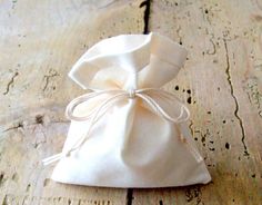 10 Gift Bags Set - Beige Cotton Tie Strings Favors - Table Decoration for Shower Weeding Birthday - Party give away gifts for Guests Gifts For Guests, Glitter Bag, Unique Gift Wrapping, Wedding Gift Bags, String Bag, Natural Gifts, Favor Bag, Party Favor Bags, Lovely Jewellery