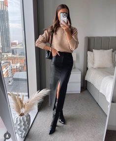 Leather Skirt Boots Outfit, 30s Outfits For Women, Long Black Leather Skirt Outfit, Leather Skirt Winter Outfit, Long Leather Skirt Outfit, Leather Skirt Outfit Winter, Black Leather Skirt Outfit, Long Leather Skirt, Thanksgiving Outfit Ideas