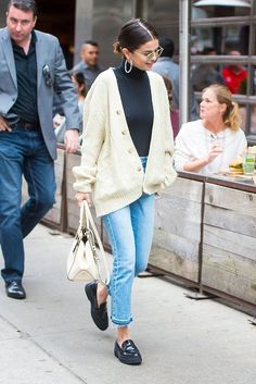 Celebrity Winter Style, Loafer Outfits, Looks Jeans, Loafers Outfit, Looks Street Style, Cardigan Outfits, Kate Hudson, Celebrity Street Style, Dakota Johnson