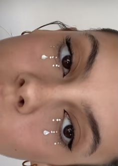 Eye Makeup With Gems Rhinestones, Makeup Ideas Rine Stones, Tiny Rhinestone Makeup, Aesthetic Rhinestone Makeup, Rime Stone Makeup, Makeup With Gems, Gem Makeup Looks, Rine Stone Makeup Euphoria, Noriker Horse