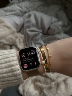 #aesthetic #jewelry #applewatchbands #applewatchaccessories Apple Watch Jewelry Stack, Apple Watch Styling, Apple Layout, Apple Watch Outfit, Apple Watch Ideas, Apple Watch Aesthetic, Watch Aesthetic, Apple Aesthetic, Gold Apple Watch