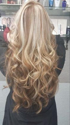 Blonde Brown Streaks, Hair Cuts Ideas Medium Long, Honey Blonde Hair And Brown, Blonde Hair With Brown Tips, Light Calico Hair, Blonde With White Highlights, 2000s Blonde Hair, Fun Natural Hair Color Ideas, Y2k Blonde Hair