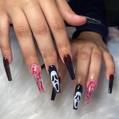 Instagram: @meches.nails #fashion #1 #aesthetic #nails #nailart #nailsofinstagram #nailinspiration #nailinspo💅🏻 #acrylicnailsideas #halloween #halloweennails #ghostface #halloweennailart Black Nails Ghostface, Ghost Face Halloween Nails, Ghostface Nails Acrylic, Halloween Nails Ghostface, Scream Nails Acrylic, Halloween Nails Long, Scream Halloween Nails, Ghost Face Nails, Ghostface Nails