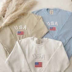 This very soft, unique and comfy USA crewneck sweatshirt is perfect to lounge around anywhere in cool beach weather or cozy fall weather! This is also perfect to wear for 4th of July! It is also a great gift to your loved ones of any gender! - All our sweatshirts run a UNISEX fit. They are naturally oversized, but if you want a more baggy look then size up! - These letters are iron-on patched and is heat pressed, not embroidered. - Material is super soft and comfy! ♡ - Please note that crewneck Diy Crewneck Sweatshirt Ideas, Iron On Patch Ideas Clothes, Custom Hoodies Ideas, Patriotic Sweatshirt, Usa Crewneck, Hoodie Diy, Beach Weather, Usa Sweatshirt, Patches Shirt