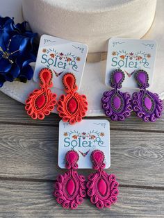 -This beautiful earrings are handmade with the soutache technique. -It is the perfect accessory and pop of color for your outfit! -This earring is made in Mexico by Mexican Artisans. -It is made with love for you to look gorgeous. Rose Embroidered Dress, Mexican Wedding Dress, Mexican Earrings, Mexican Fashion, Soutache Earrings, Mexican Dresses, Floral Embroidered Dress, Earrings Handmade, Beautiful Earrings