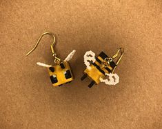 Minecraft Bee, 00s Mode, Weird Jewelry, Quirky Earrings, Funky Earrings, Dope Jewelry, Bee Earrings, Funky Jewelry, Diy Schmuck