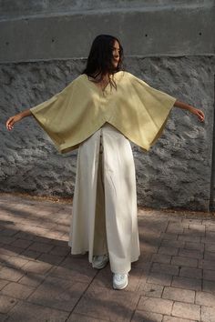 Cotton Designer Blouse, Kimono Crop Top Pattern, Poncho And Skirt Outfit, Kimono Inspired Fashion, Linen Poncho, Fashion Kimono, Contemporary Clothing, V Neck Blouses, No Sew Clothes