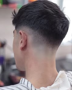 Los 31 mejores cortes de cabello Low Fade para hombres (Guía 2023) – Hairstyle Camp Fresh Cut Erkek, V Drop Fade, Fresh Cut Hair Men, Low Fade Em V, Low Drop Fade, Mid Drop Fade, Buzzcut Haircut, Low Fade Haircut Men's, Top Fade Haircut