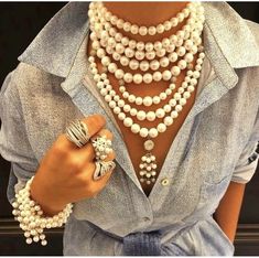 Pearls Outfit Casual, Looks Total Jeans, Pearl Necklace Outfit, Dope Jewelry Accessories, Haircuts For Women Over 50, Gorgeous Hairstyles, Necklace Outfit, Hairstyles And Haircuts, Beautiful Hairstyles