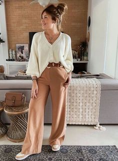 Beige Pants Outfit, Wide Leg Pants Outfit, Look Boho Chic, Look Office, Elegante Casual, Stylish Work Outfits, Casual Work Outfits, Business Casual Outfits, Looks Style