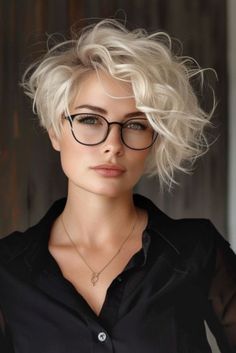 28 HAIRSTYLES FOR WOMEN OVER 70 - valemoods Short Wavy Haircuts, Wavy Haircuts, Short Curly Haircuts, Short Wavy Hair, Short Wavy, Pixie Bob