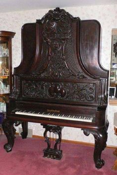 an old piano sitting in the middle of a room