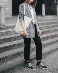 COMO USAR TÊNIS COM QUALQUER LOOK? Fashion Trend Book, October Outfits, 80s Fashion Trends, Sneaker Trend, Fall Trends Outfits, Lady Like, Urban Fashion Trends, Gray Blazer, Blazer Outfit