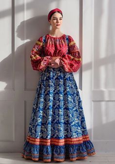 Hungarian Folk Dress, Romani Clothing, Russian Traditional Clothing, Swedish Dress, Scandinavian Costume, Russian Culture, Russian Folk, Folk Dresses, Stage Costume