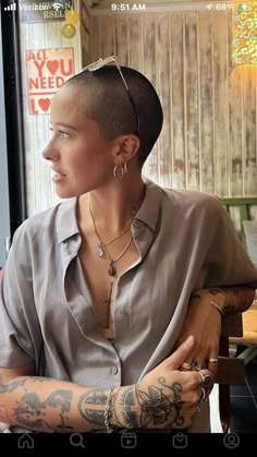 Short Hair And Tattoos For Women, Bald Head Outfits Women, Shaved Head Woman Aesthetic, Bald Head Women Aesthetic, Shaved Head Women Style, Bald Styles For Women, Outfits For Buzzcut Women, Buzzed Head Women, Bald Woman Fashion