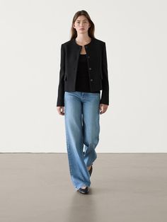 Blazer corto con collo rotondo · Nero · Abiti Eleganti | Massimo Dutti Fall Moodboard, Short Blazer, Cargo Shirts, Shirt Blouses Tops, Blazer Vest, Blazer And Shorts, Sweaters Knitwear, Black Blazers, Massimo Dutti