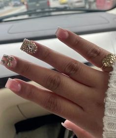 Short Baddie Nail Ideas, Short Gold Nails, Baddie Nail Ideas, Bday Makeup, Lilac Nails, French Tip Acrylic Nails, Short Square Acrylic Nails, Nail Sets