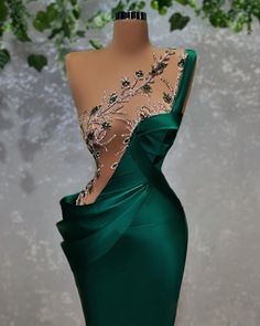 Mat Gala Dresses, Dark Forest Green Prom Dress, Unique Prom Looks, Glamorous Outfit Ideas, Matric Dresses Unique, Met Gala Inspired Dresses, Green Gala Dresses, Elegant Evening Gowns Stunning Dresses, Met Gala Inspired Outfits