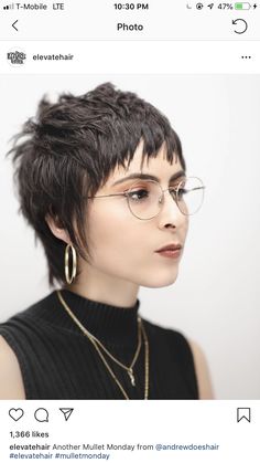 Hair And Glasses, Edgy Short Haircuts, Shaggy Short Hair, Short Hair Pixie Cuts, Short Sassy Hair, Edgy Short Hair, Funky Hairstyles, Alternative Hair, New Haircuts