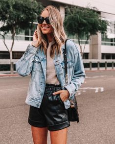 Utility Jacket Outfit, Fall Clothing Essentials, Looks Com Short, Celine Belt, Short Cuir, Spring Wardrobe Essentials, Womens Ripped Jeans