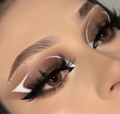 White Eye Makeup, Eye Makeup Pictures, Colored Contact Lenses, Colorful Eye Makeup, Stunning Makeup