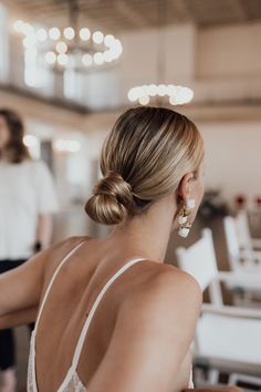 Low Bun Wedding Hair, Wedding Hair Up, Guest Hair, Bridesmaid Hair Makeup, Bridal Hair Inspiration, Easy Chic, Wedding Hair Inspiration, Low Bun, Penteado Cabelo Curto