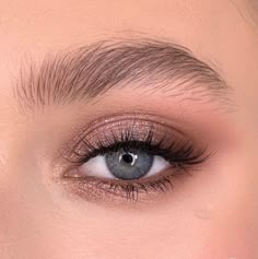 Simple Eye Looks For Blue Eyes, Simple Makeup Looks For Hoco, Natural Prom Makeup Green Eyes, Natural Prom Makeup Blue Dress, Simple Makeup For Homecoming, Simple Makeup Looks For Bridesmaids, Prom Eye Shadow, Natural Eye Makeup Green Eyes, Cute Prom Makeup Looks Simple