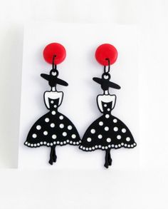 Unique black white dotted earrings from enamel and stainless steal studs with red Polymer clay. These elegant jewellery are waerable 50th art. Woman with white dotted black pittcoat and hat on red studearrings. The total length  is ca. 2 inch Alle angegebenen Preise sind Endpreise zzgl. Versandkosten. Gem. §19 UStG wird die Mehrwertsteuer in der Rechnung nicht ausgewiesen. Pflegehinweis:  Behandle sie mit Sorgfalt. Den Schmuck vor dem Schlafen bitte ablegen, um mögliche Brüche oder Verformungen Woman Earrings, Elegant Jewellery, Stainless Steal, 50s Dresses, Petticoat, Wedding Shop, Jewelry Earrings Dangle, Women's Earrings, Pop Art