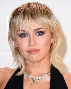 Miley Cyrus Face, Shag Styling, Mullet Styles, Shag Hair, Looks Rihanna, Modern Shag, Shaggy Long Hair