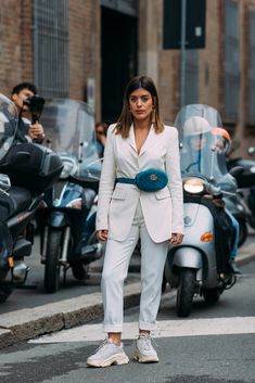 Milan Fashion Week Street Style, Street Style Fall Outfits, White Suit, Spring Wear, Looks Street Style, Autumn Outfits, Milan Fashion Weeks, Trending Sneakers, Spring Inspiration