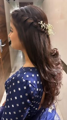 #wedding #hairstyleideas Bridesmaid Hairstyles For Lehenga, Open Hair Traditional Hairstyle, Open Braided Hairstyles, Hairstyles For Mrg, Herstyler Hair Wedding, Open Hair Saree Hairstyles, Hair Styles For Sangeet Ceremony, Traditional Hair Styles For Saree, Hairstyles Open Hair Wedding