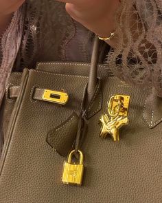 Vintage accent✨ Will this classic gold rodeo charm complete your bag’s look? 💎

#aelysee #aelyseebagcharm #rodeocharm #rodeopegase #bagcharm #bagaccessories #cadenacharmclub #hermès #hermesbirkin #baglover