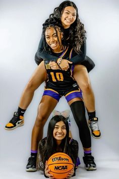 Cool Basketball Poses, Basketball Picture Ideas Duo, Group Basketball Pictures, Media Day Photos Basketball, Trio Basketball Poses