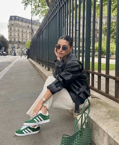 Adidas Gazelle Green, Green Shoes Outfit, Adidas Gazelle Outfit, Adidas Outfit Shoes, Stile Preppy, Streetwear Outfit Ideas