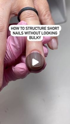 Sofía Wood | Nail Artist & Instructor on Instagram: "STRUCTURING SHORT NAILS WITHOUT LOOKING BULKY⬇️ . 1️⃣ Make sure you remove basically ALL their previous product. It should look like a natural nail but with the TINIEST amount of leftover base from their previous set. . 2️⃣ Your slip layer will basically be your structure, so it should be generous! You’ll need a VERY little bead of product to level everything out.  . 3️⃣ Use gravity A LOT and a liner brush to help pull product away from the free edge and corners. Make sure there’s enough product in the corners around the cuticle area so that the nail looks the same width all the way down to the free edge (rather than more product near the top corners than at the bottom). . And that’s it!! Hope y’all have an amazing day. ♥️ Like and subsc Natural Manicure Short, Simple Polygel Nails, Short Sns Nails, Short Nail Bed, Long Nail Beds, Sculpted Gel Nails, Natural Acrylic Nails, Natural Manicure, Be Generous