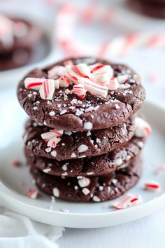 Stack of chocolate peppermint cookies topped with crushed candy canes on a white plate. Holiday Bakes, Candy Cane Dessert, Peppermint Bark Cookie, Cookies Monster, Peppermint Crunch, Gluten Free Chocolate Cookies, Crunch Cookies, Mint Chocolate Cake, Chocolate Peppermint Bark