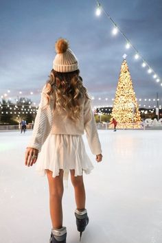 Looking to celebrate Christmas in Vegas this winter? From ice skating to holiday pop ups, this Las Vegas Christmas guide features all of the festive things to do Las Vegas in December! | best things to do in las vegas for Christmas | las vegas Christmas aesthetic | best things to do in las vegas at Christmas | Christmas things to do in vegas | las vegas on Christmas day | las vegas things to do in winter | best things to do in vegas in winter | las vegas in december things to do in Vegas At Christmas, Christmas In Vegas, Las Vegas In December, Spiked Hot Cocoa, Christmas In La, Las Vegas Christmas, Popular Christmas Songs, Las Vegas Outfit, Christmas Things To Do