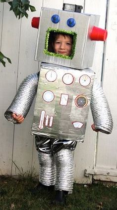 Déguisement de robot pour enfant spécial Halloween ou carnaval Robot Costume Diy, Cardboard Box Costume, Costume Simple, Cardboard Robot, Saint Valentin Diy