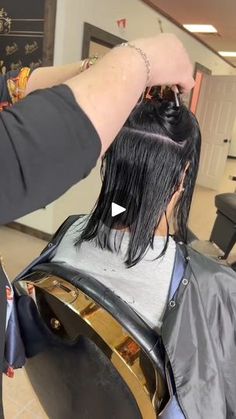 Corte de cabello MELENE BOB #melenabob #bobcut #lizareynoso #clasesvirtuales #clasesonline #b2swhitwavytalk #lizareynoso84 #efectocana #lizabeautyline... | By lizareynoso | Facebook Melena Bob