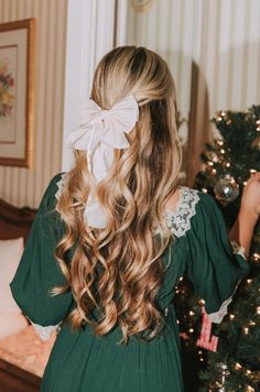 Sculpted Beauty Bow Instagram Baddies, Iridescent Light, Nursing Friendly Dress, Bow Hairstyle, Elegant Hair, Style Instagram, Exclusive Dress, French Barrette, Hairstyles For Long Hair