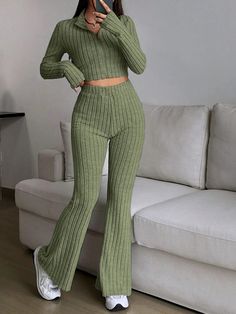 Leg Pants Outfit, Spring Knits, Top And Pants Set, Sweater Crop, Moda Plus, Flare Leg Pants, Long Sleeve Turtleneck, Tracksuit Women, Knit Crop Top