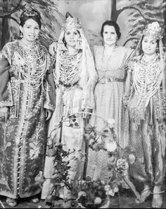 Algerian Clothing, Traditional Clothes, Bridal Beauty, Traditional Jewelry, Vintage Pictures, Embroidery Dress, Old Pictures