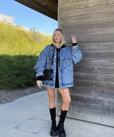 Denim Jacket And Boots Outfit, Korea Fits, Oversized Denim Jacket Outfit, Japan Outfits, Campus Outfit, Fall Trends Outfits, Winter Fashion Outfits, Fall Outfits Women