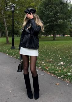 Fall In Italy Outfits, A Day In Paris Outfit, Long Legs Outfit, Glam Girl Outfits, Paris France Outfits, Classy Girl Outfits, French Fits, Fashion Girl Aesthetic, Skirt Outfit Spring