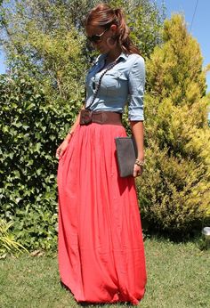 20 Awesome Outfits With Denim Shirts - never underestimate the usefulness of a denim shirt Coral Maxi Skirts, Stile Casual Chic, Rocker Girl, Maxi Rok, Hottest Fashion Trends, Looks Chic, Inspired Outfits, Fashion Mode, Looks Style